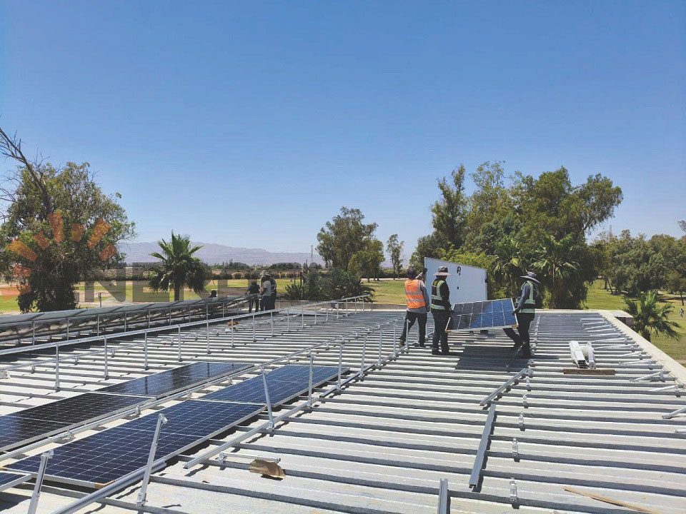 Sistema de teto inclinado ajustável de 100 kW no México