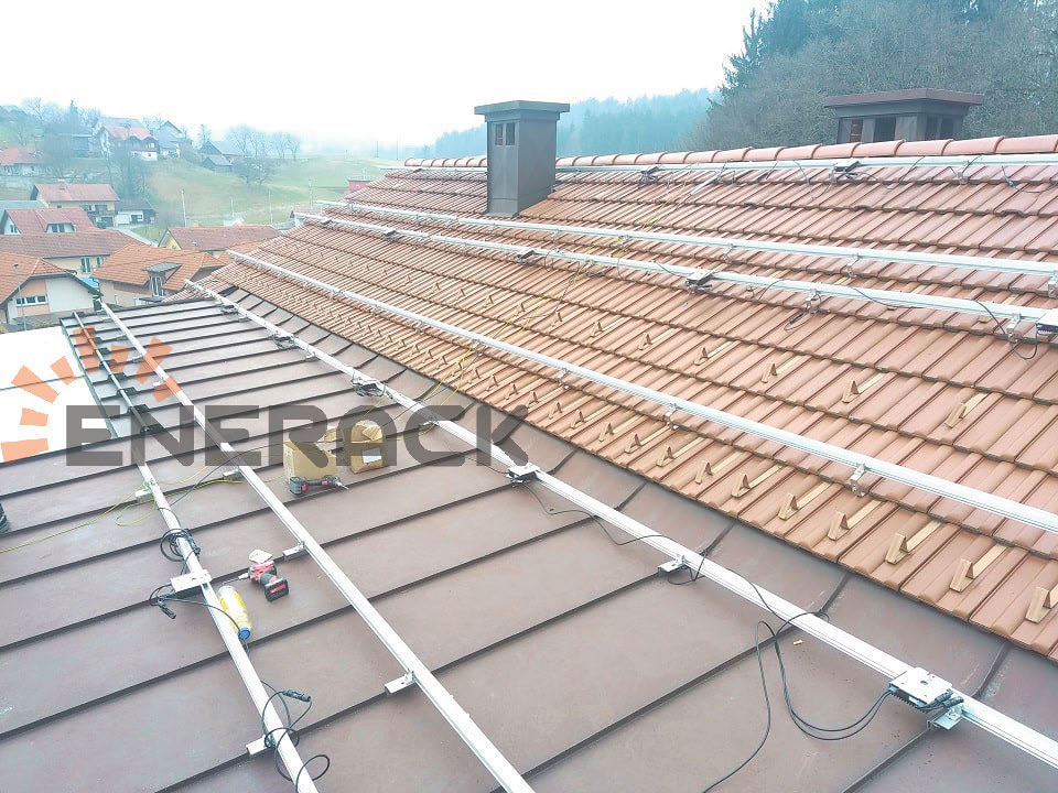 Sistema de gancho de telhado de telha 10kw t17 e sistema de telhado de estanho c10 na eslovênia