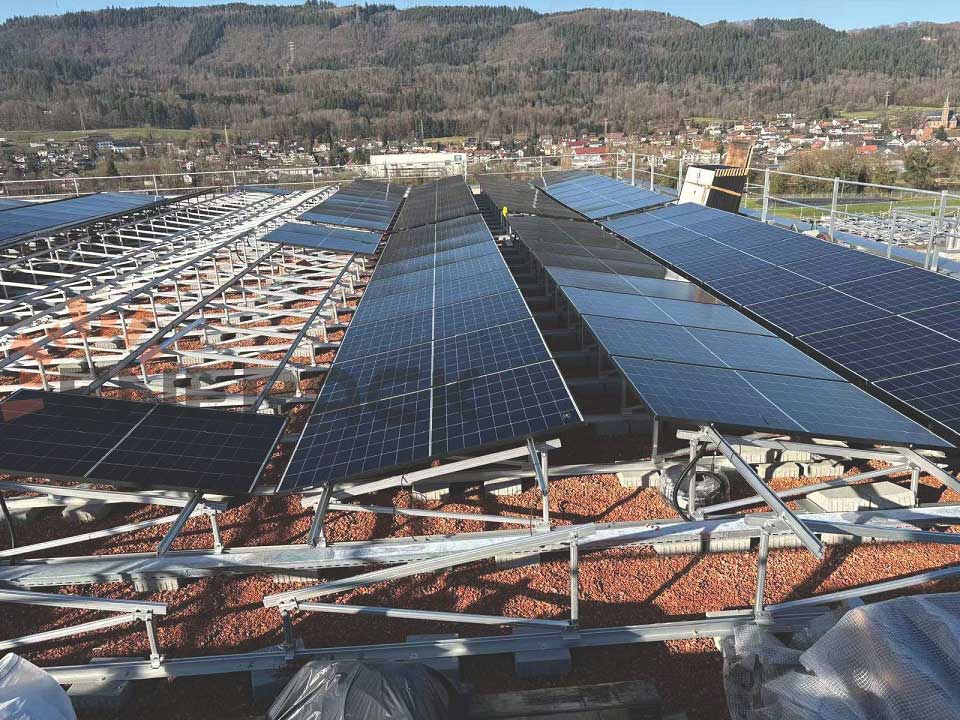 Sistema de montagem de telhado verde de 1 MW na Suíça